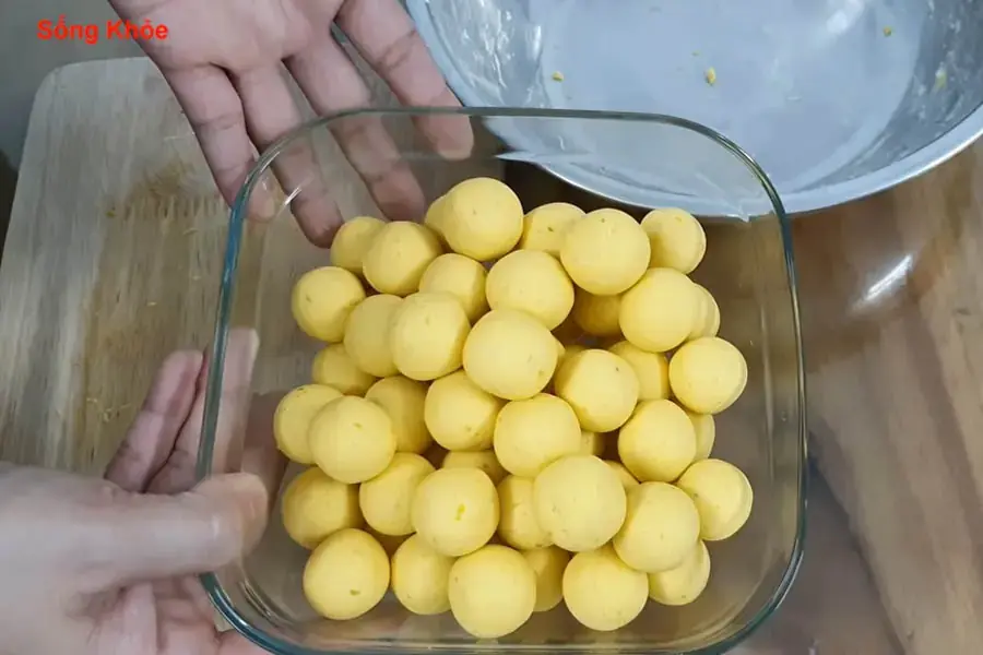 Vo bột thành các viên tròn vừa ăn
