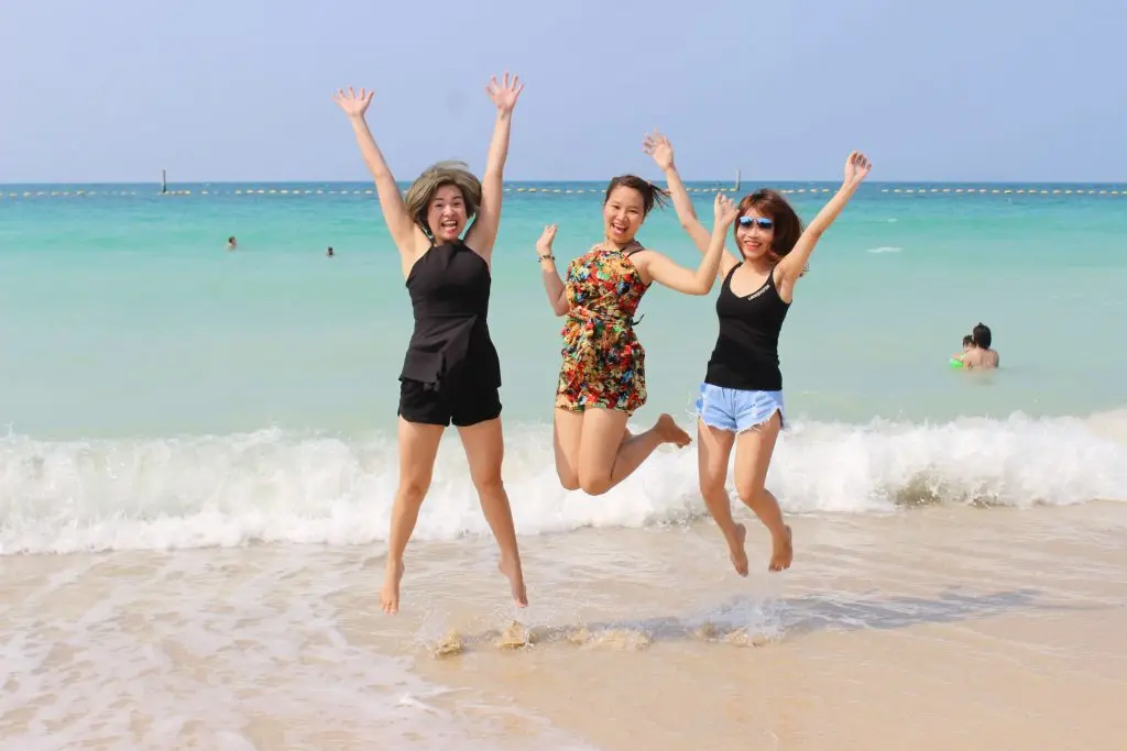 bTaskee’s girls happily posed at the beach