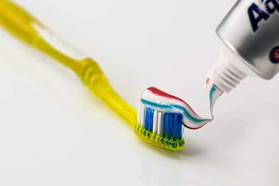 Cách làm sạch lớp tráng gương bằng kem đánh răng hiệu quả