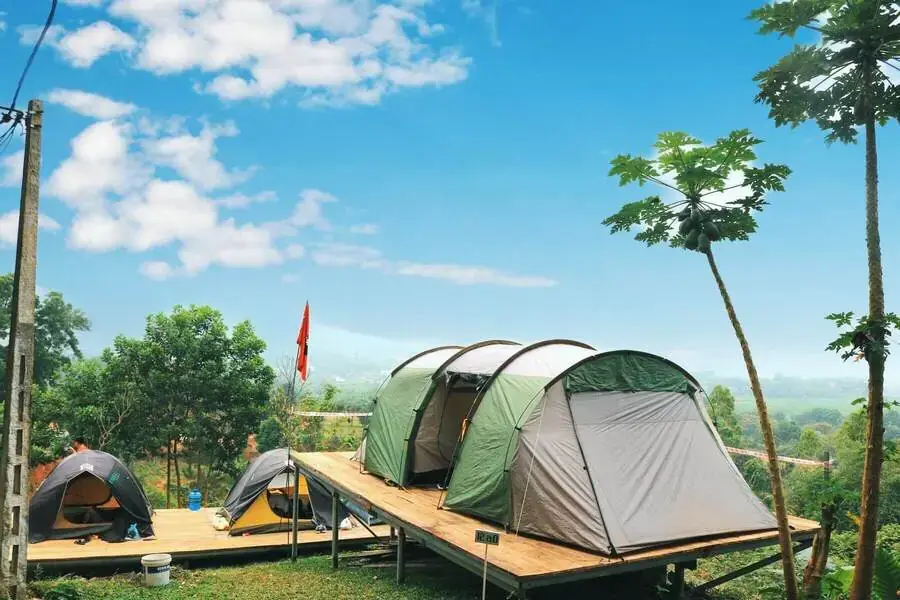 Lều trại ở Sơn Tinh Camp.