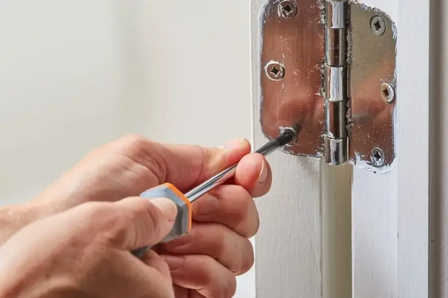 Thay ốc vít và bản lề giúp cửa chắc chắn hơn (Nguồn: Wcmanet)