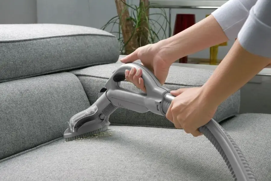 Dùng máy hút chuyên dụng để hút bụi ghế sofa