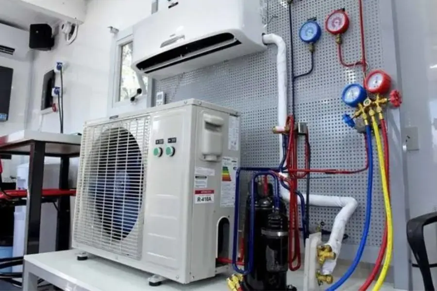 Hút chân không máy lạnh là một trong những bước quan trọng khi lắp đặt máy lạnh mới.