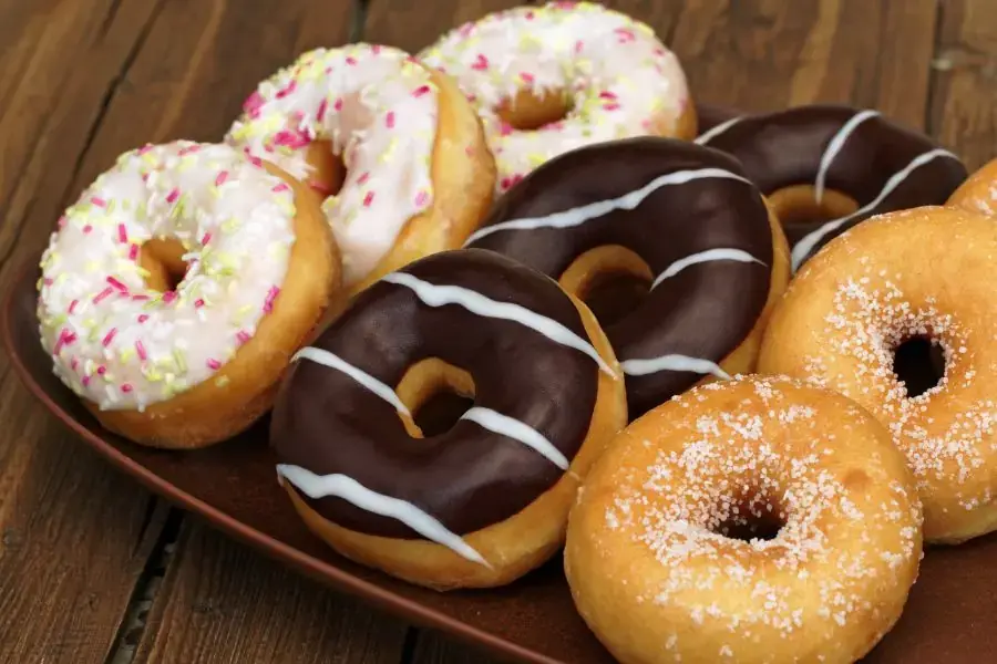 Bánh donut với lớp socola ngọt ngào bên trên