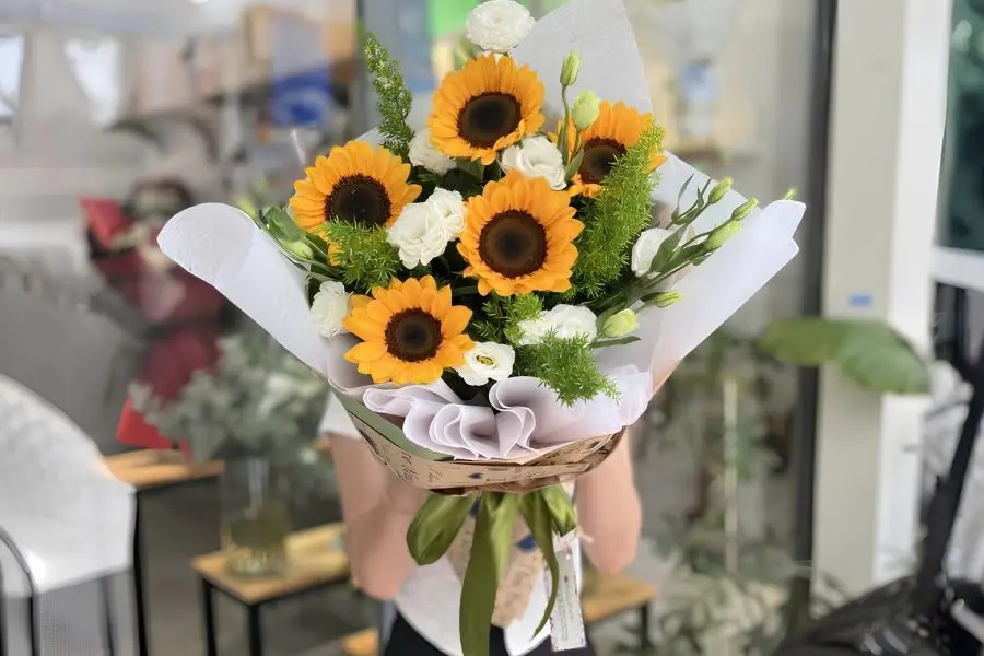 Mẫu bó hoa hướng dương phối hoa cát tường thay cho lời chúc may mắn và tài lộc