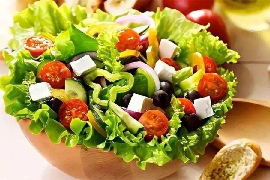 Ăn salad rau củ kết hợp bánh xèo, giúp hệ tiêu hóa hoạt động hiệu quả.