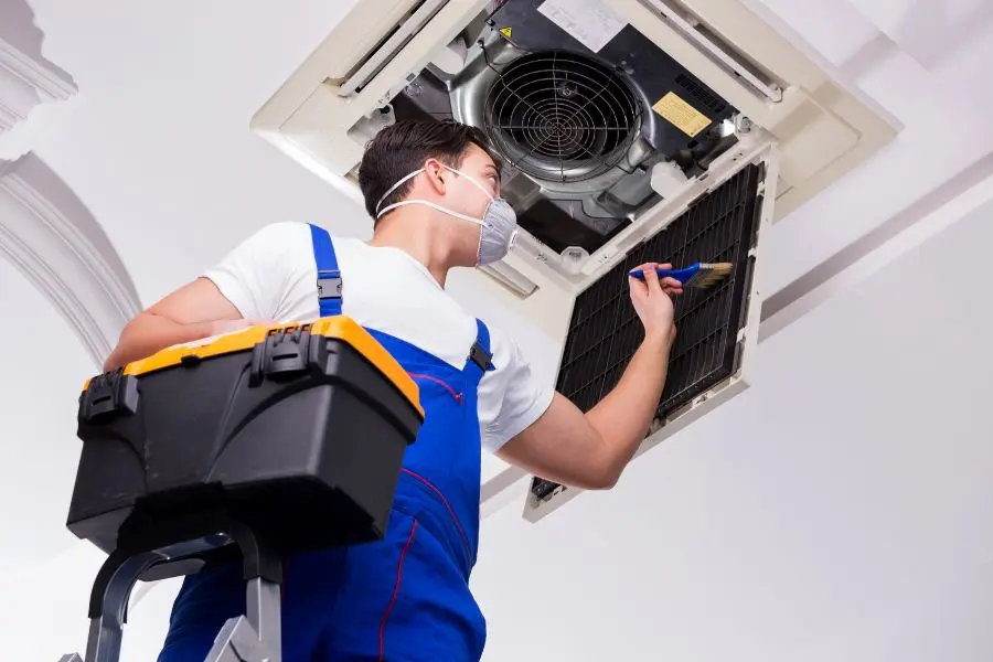 Nếu máy lạnh phả ra mùi hôi cần vệ sinh máy lạnh ngay