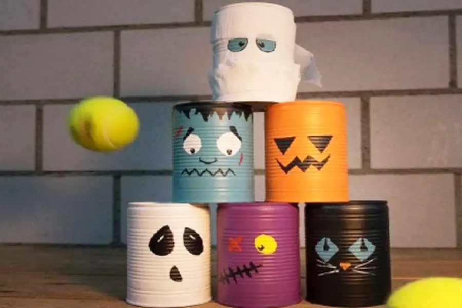 Chơi ném bowling với những cuộn giấy vệ sinh hoặc lon rỗng cũng rất thú vị.