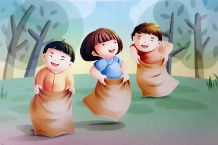 Nhảy bao bố là trò chơi dân gian mang đến nhiều tiếng cười cho ngày năm mới.