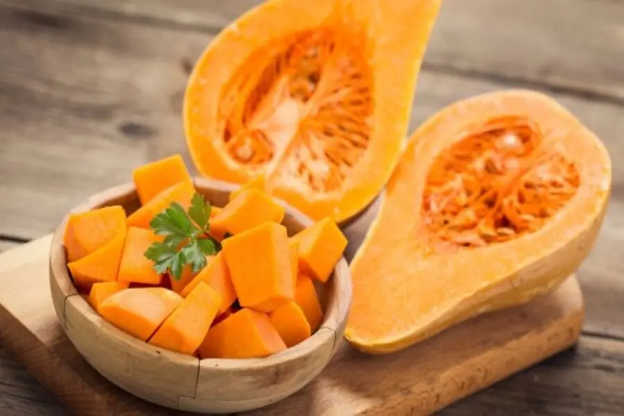 Hàm lượng vitamin A có trong bí đỏ rất tốt cho mắt, ngăn ngừa tình trạng giảm thị lực khi về già.