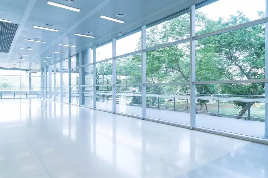 Văn phòng có tầm nhìn ngoài giúp nhân viên thoải mái khi làm việc
