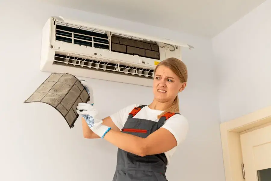 Máy lạnh, van tiết lưu bị tắc bẩn do không được vệ sinh thường xuyên.