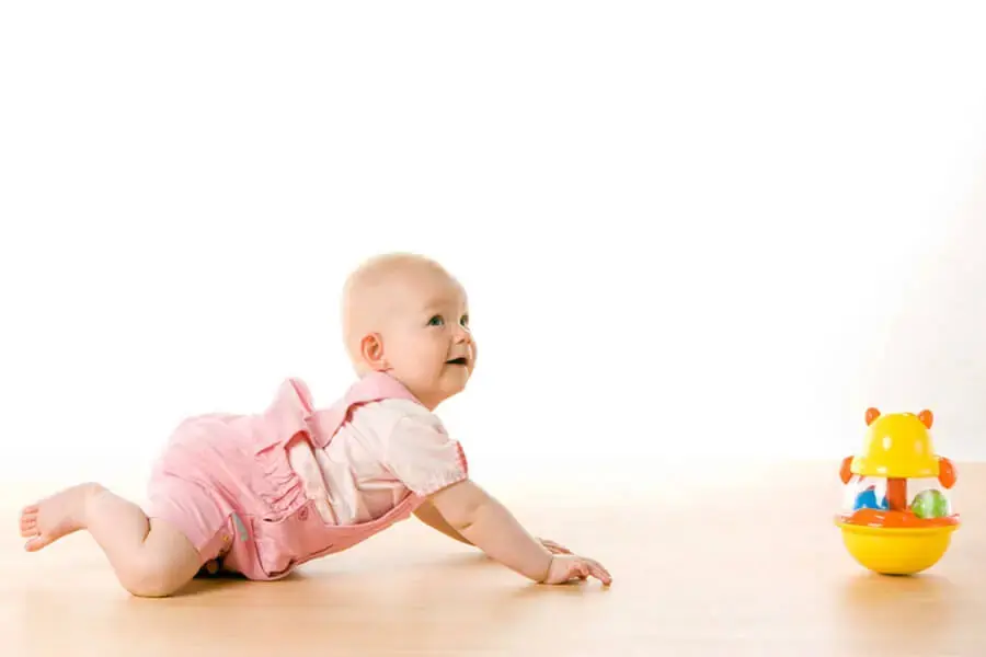 Trẻ nhỏ rất hay bò trườn trên sàn nhà nên sàn nhà không sạch sẽ ảnh hưởng đến sức khỏe các bé (nguồn: POH)