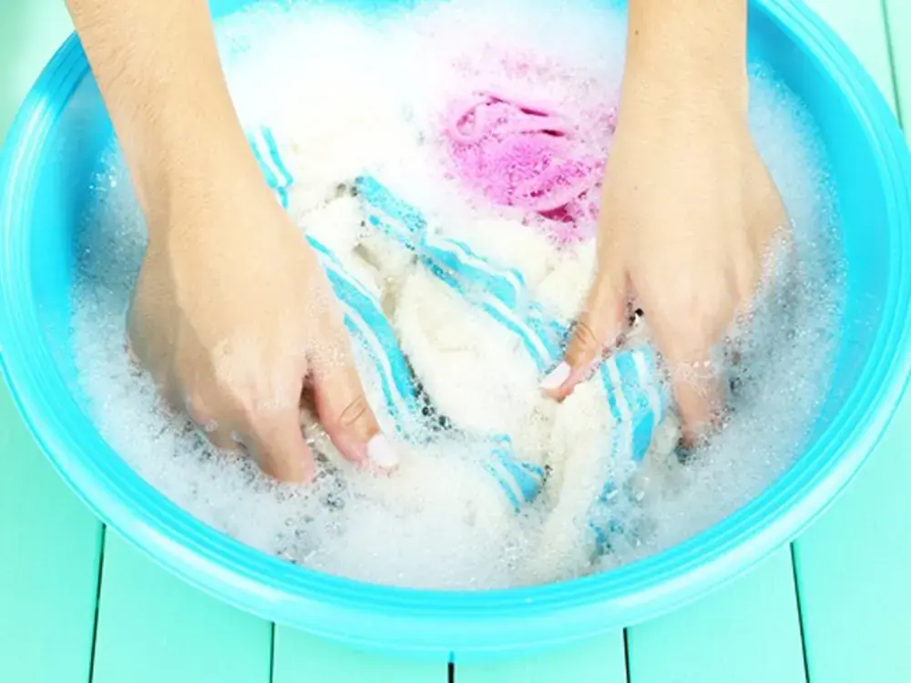 Chỉ nên vò nhẹ vết bẩn để tránh tình trạng làm vết bẩn loang ra (Ảnh: blog bTaskee)