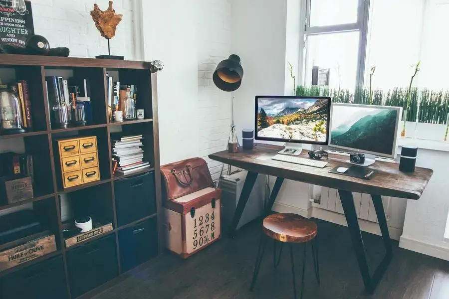 Có đa dạng các mẫu đèn học trên thị trường