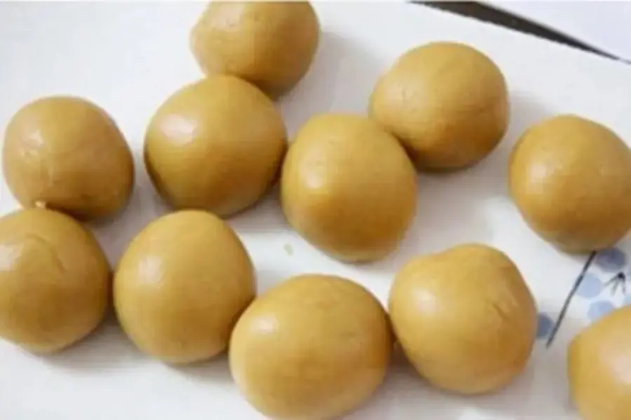 Nặn bánh trung thu nướng.