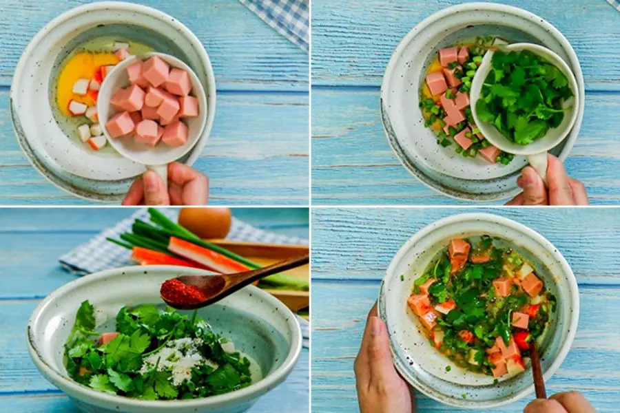 Trộn đều các nguyên liệu gồm trứng, thanh cua, xúc xích,... cho thấm gia vị.
