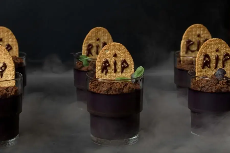 Gợi ý mẫu bánh pudding bia mộ ma mị cho bữa tiệc Halloween.