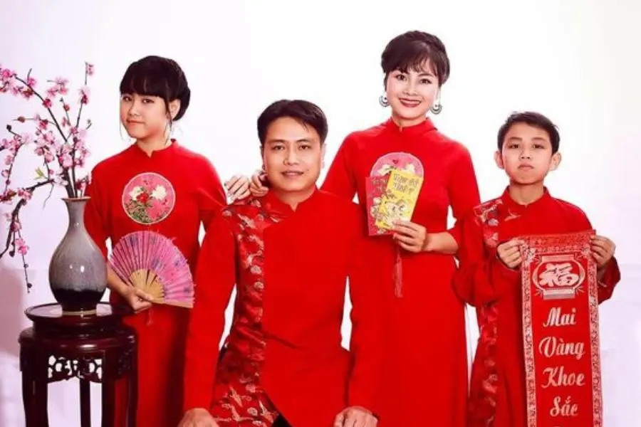 Mặc đồ đỏ là một trong những điều nên làm trong ngày Tết để được may mắn cả năm.