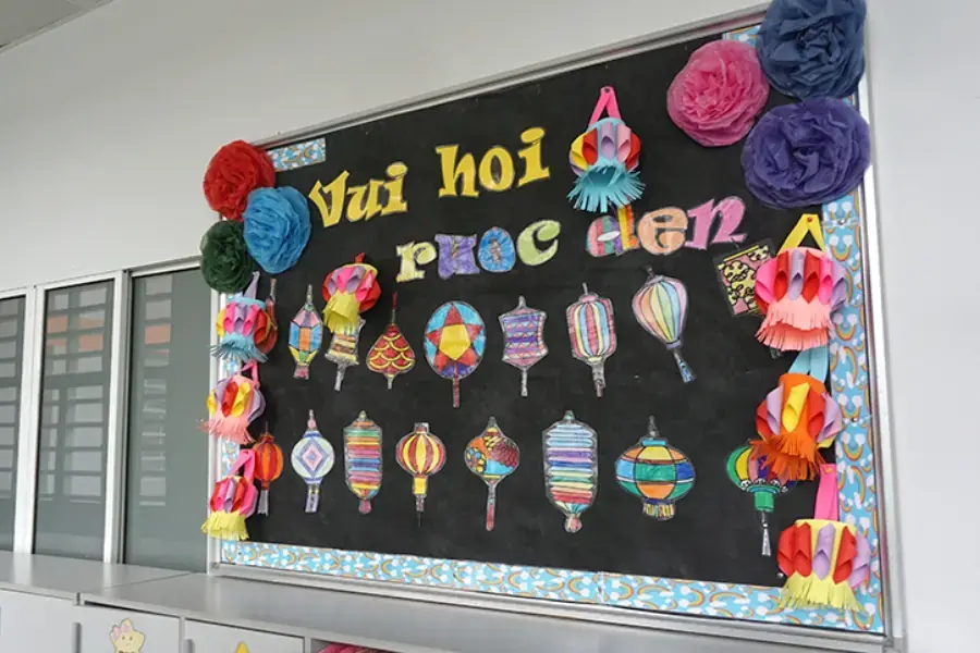 Trang trí Trung thu bảng lớp học với chủ đề “Vui học rước đèn”.