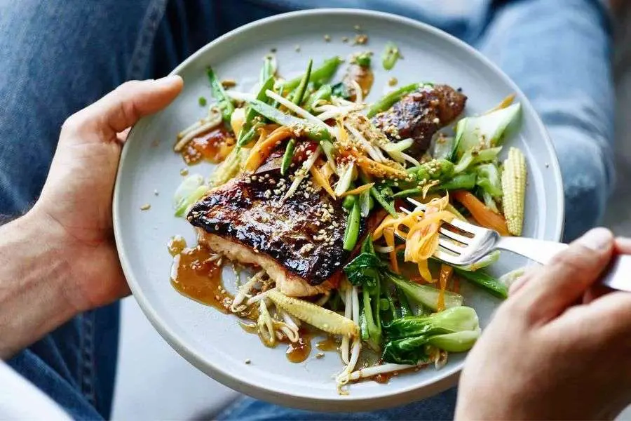 Cá tuyết vàng óng, kết hợp hài hòa với nước sốt teriyaki đậm đà.