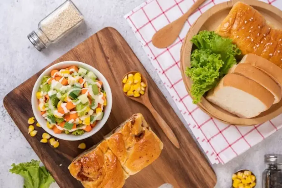 Khởi đầu ngày mới với món bánh mì ngũ cốc và salad là một gợi ý tuyệt vời