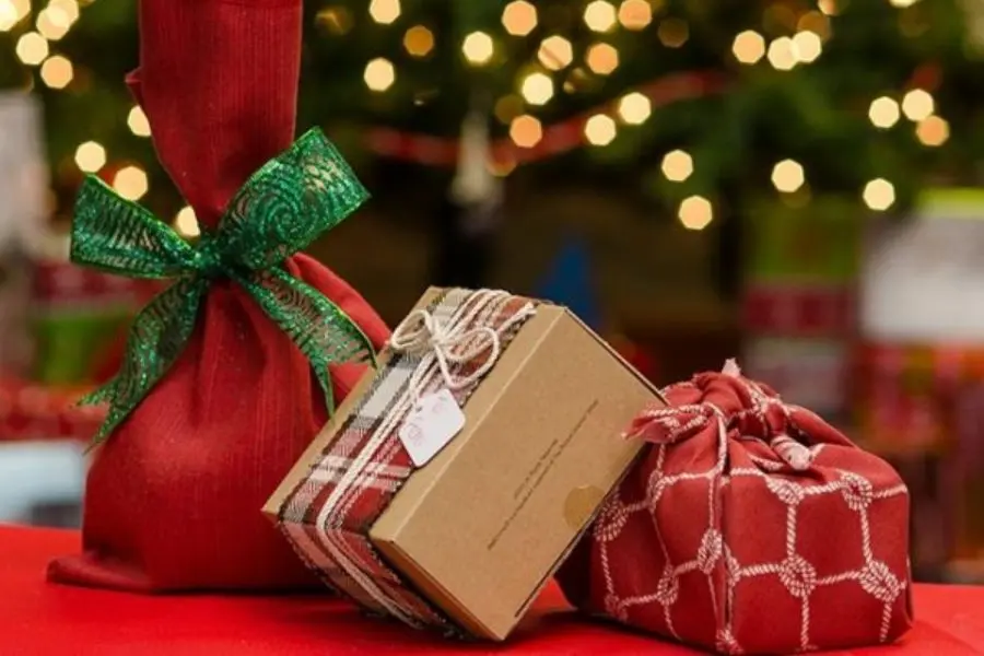 Hộp quà gói bằng vải góp phần bảo vệ môi trường.