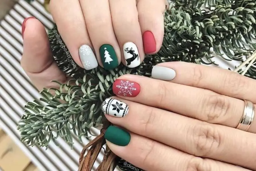 Nail Giáng Sinh họa tiết cây thông và tuần lộc.