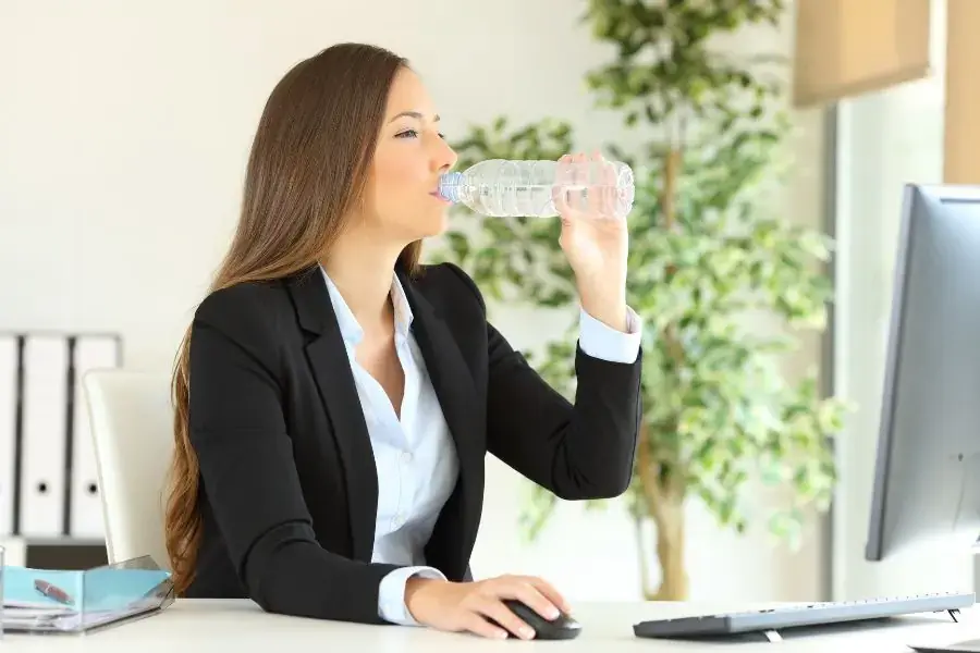 Đừng quên bổ sung đầy đủ nước khi làm việc để hỗ trợ giảm cân