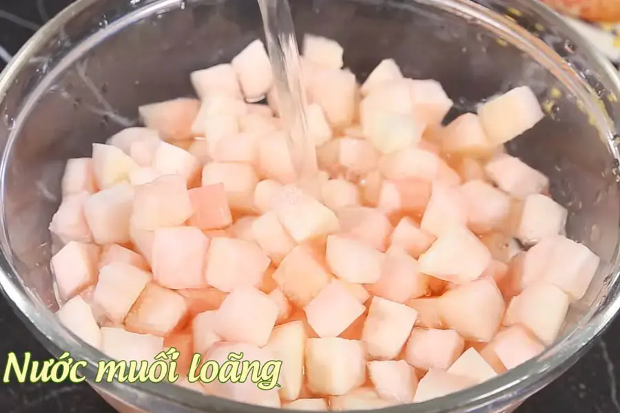 Ngâm cùi bưởi với nước muối loãng