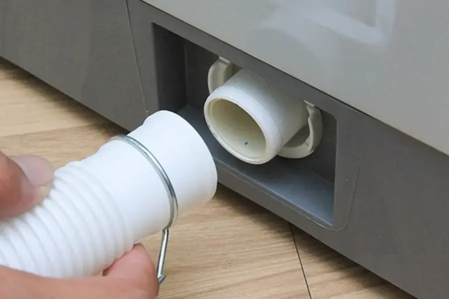 Rút ống máy giặt ra để vệ sinh