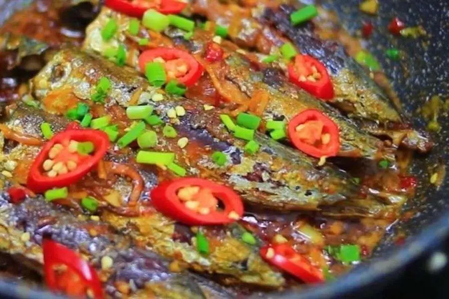 Cá nục chiên nước mắm với nguyên liệu đơn giản và cách chế biến dễ dàng.