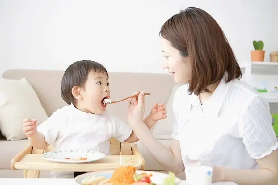 Nấu ăn và cho trẻ ăn theo yêu cầu của phụ huynh (2)
