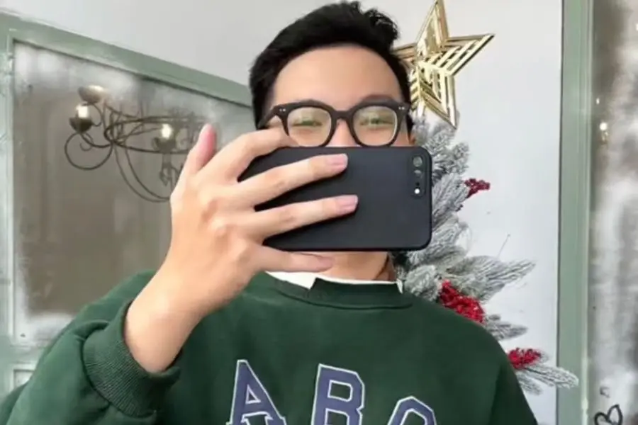 Chụp ảnh Noel trước gương sẽ phù hợp với những ai không thích chụp lộ mặt.