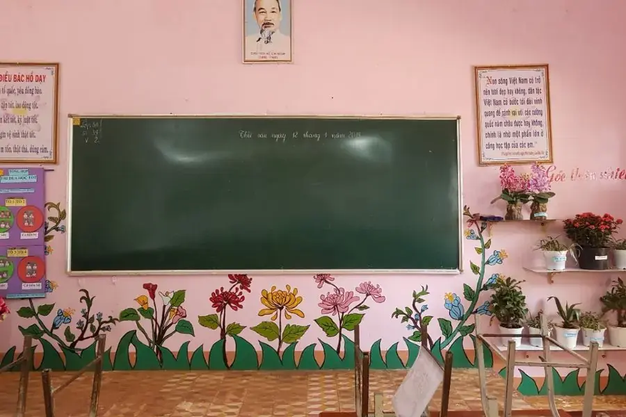 Trang trí cây xanh trong lớp học giúp không gian trở nên sinh động hơn