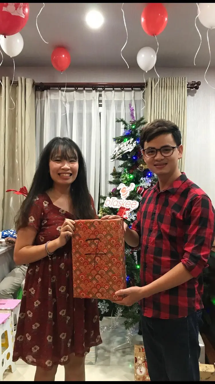 bTaskee-members-exchange-gifts-with-each-other-2