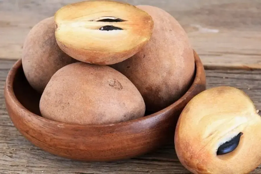 Hồng xiêm được cắt đôi