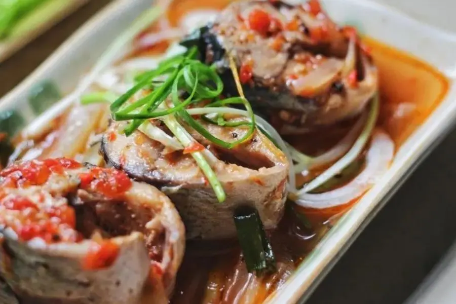 Cá saba nướng mỡ hành có mùi thơm của mỡ hành và thịt cá thơm ngọt.