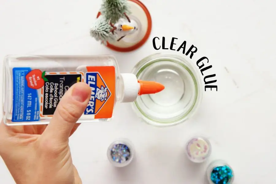 Đổ dung dịch Glycerin vào trong lọ thủy tinh.