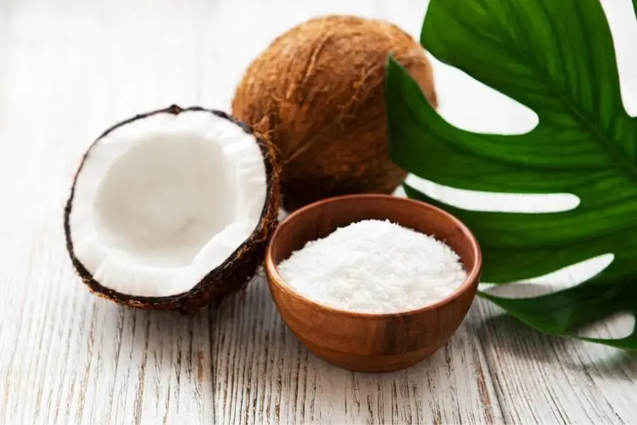 Hàm lượng calo của cùi dừa khá lớn nên những bạn ăn kiêng cần lưu ý.