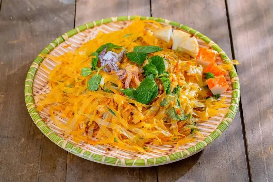 Tự làm bánh tráng trộn tại nhà giúp kiểm soát lượng calo hiệu quả.