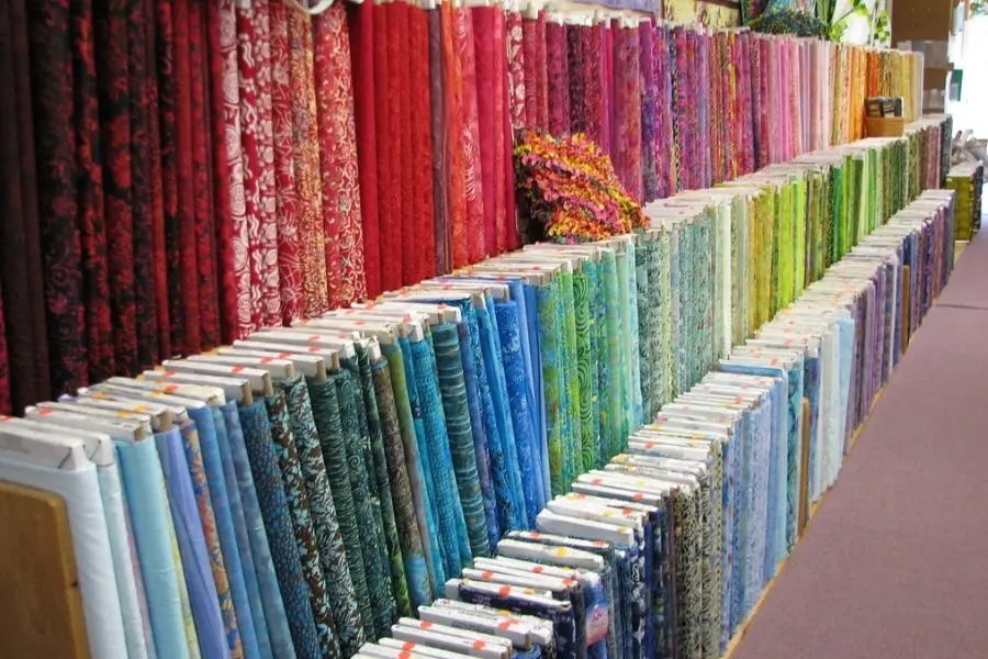 Vải may áo dài là một món quà 8/3 truyền thống mang nhiều ý nghĩa.