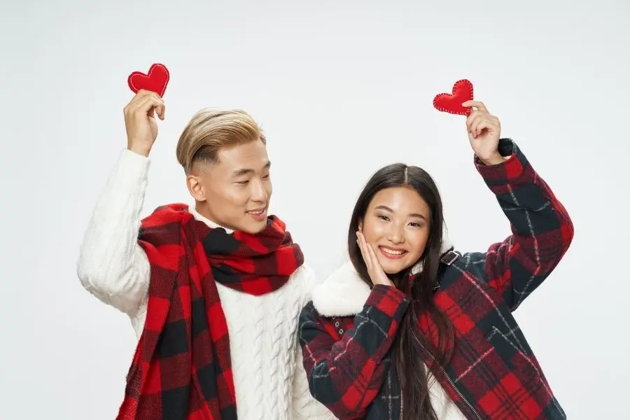 Outfit đồ đôi tạo liên kết cho nam nữ trong từng bức ảnh.
