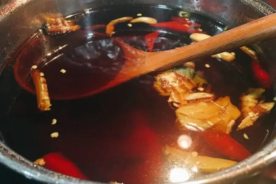 Nước mắm là yếu tố quyết định độ ngon của món thịt heo ngâm nước mắm.
