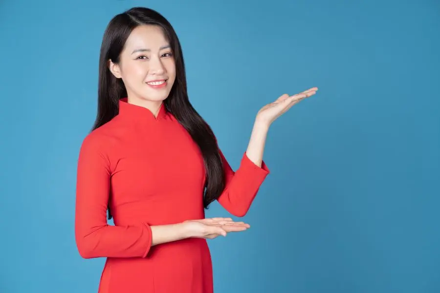 Tặng cô giáo một bộ áo dài sẽ giúp cô cảm thấy tự tin, phong cách hơn.