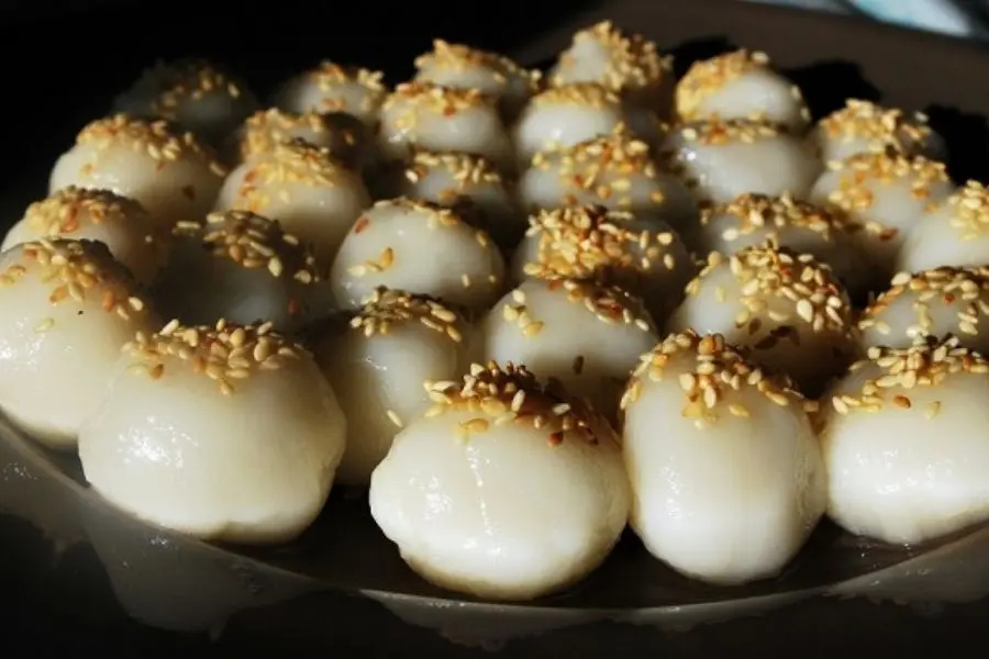 Bánh trôi nước với lớp mè ở trên
