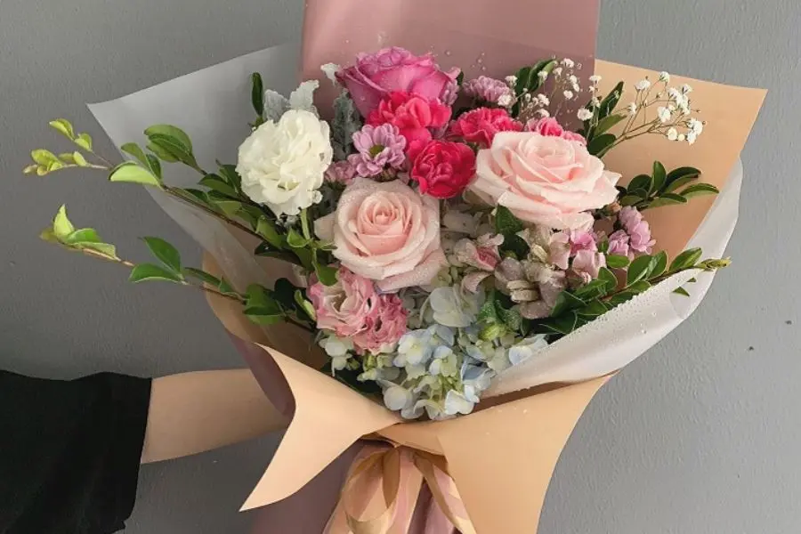 Bó hoa tươi tặng cô ngày 8/3 luôn là một trong những lựa chọn hàng đầu.