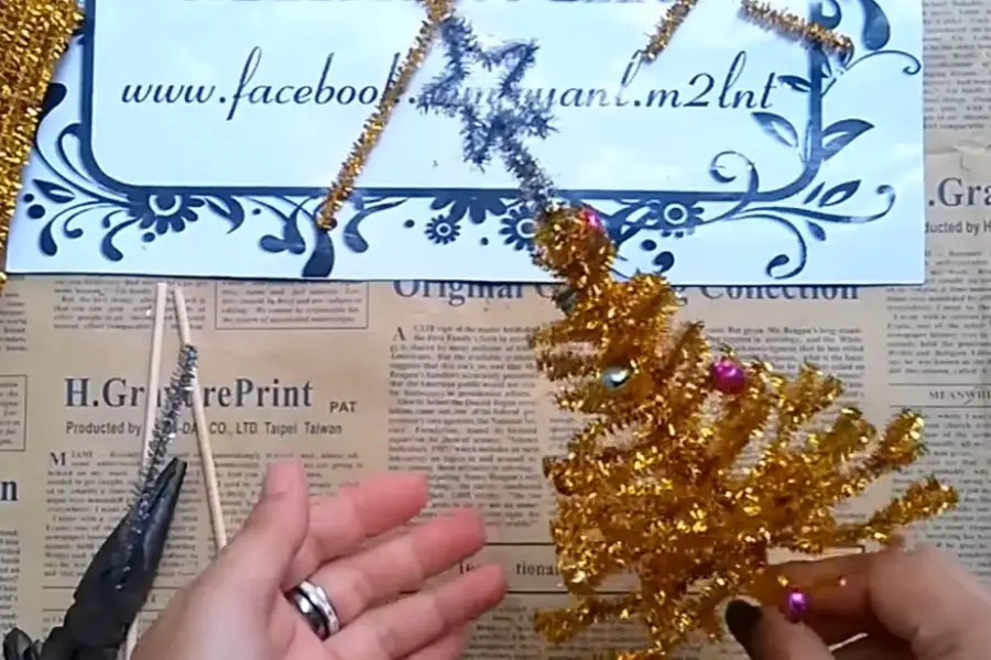 Hoàn thành cây thông Noel làm từ dây kẽm truyền thống.