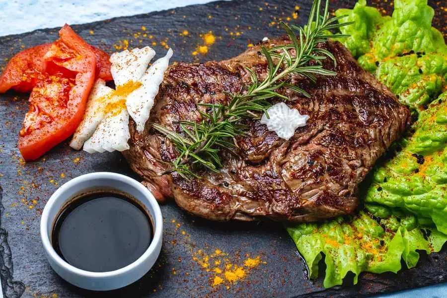 Sự kết hợp hoàn hảo giữa thịt thăn bò và mùi đặc trưng của hương thảo