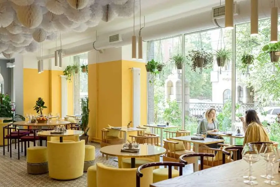 Sử dụng một số chậu cây nhỏ dạng treo để tô điểm thêm cho quán cafe.